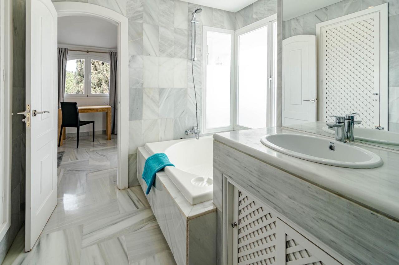 Stunning 4-bedroom Townhouse With Breathtaking Views In Feriehus Marbella